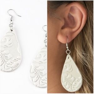 paparazzi Jewelry - FEELIN GROOVY WHITE LEATHER EARRINGS paparazzi Jewelry - FEELIN GROOVY WHITE LEATHER EARRINGS